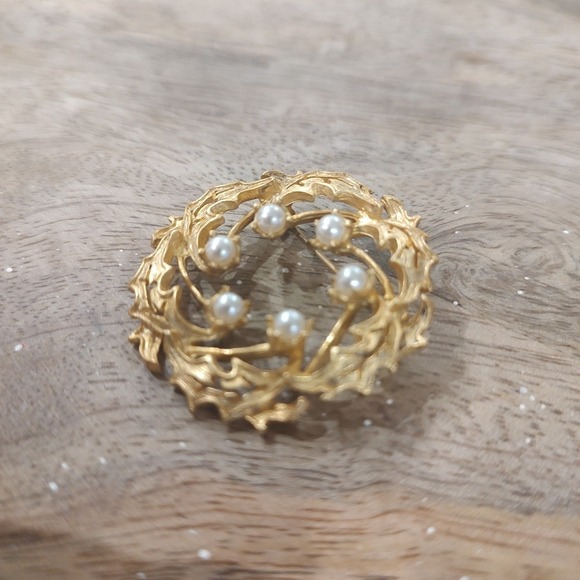 Vintage Gold Metal  & Pearl Wreath Pin Holiday Grandma Core Formal Gift Whimsy - Picture 5 of 5